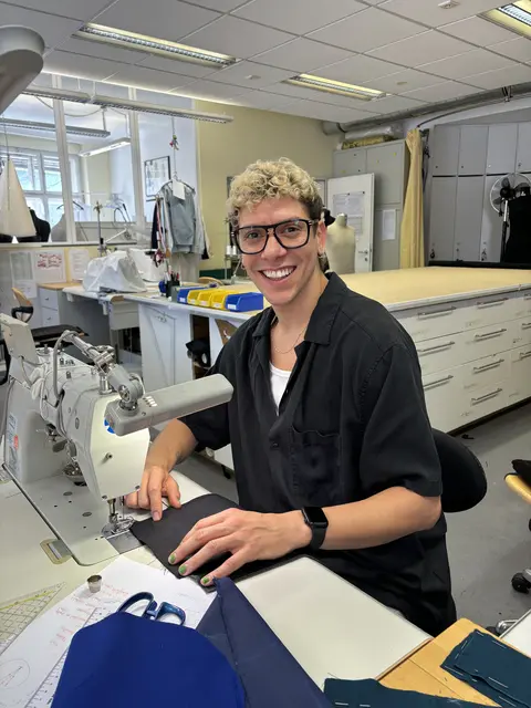 Mit viel Akribie und Liebe zum Detail "werkelt" Paulo Muniz an seinem Arbeitsplatz in der Schneiderei im Landestheater.  | Foto: Lisa Gold