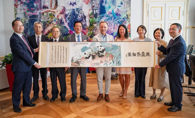 Als Geschenk für Bürgermeister Bernhard Auinger (5. v. r.) hatte die Delegation ein kunstvoll gestaltetes Rollenbild mit Panda-Motiv mitgebracht - ein Symbol der Verbundenheit von Salzburg und Shanghai. Mit dabei waren auch Gritlind Kettl (4. v. r.) und Jianzhen Schaden (2. v. r.) vom Chinabüro des Landes Salzburg. | Foto: Stadt Salzburg/Alexander Killer