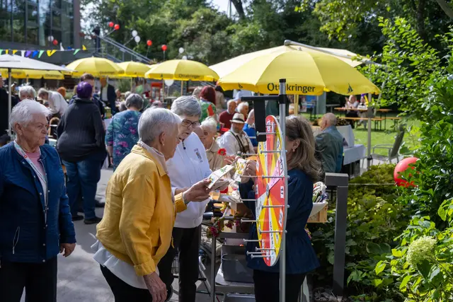 Bewohnerinnen und Bewohner, Ehrengäste und Mitarbeitende feierten gemeinsam und probierten sich an den zahlreichen gestalteten Mitmach-Stationen aus. | Foto: Christian Fischer / Häuser zu Leben