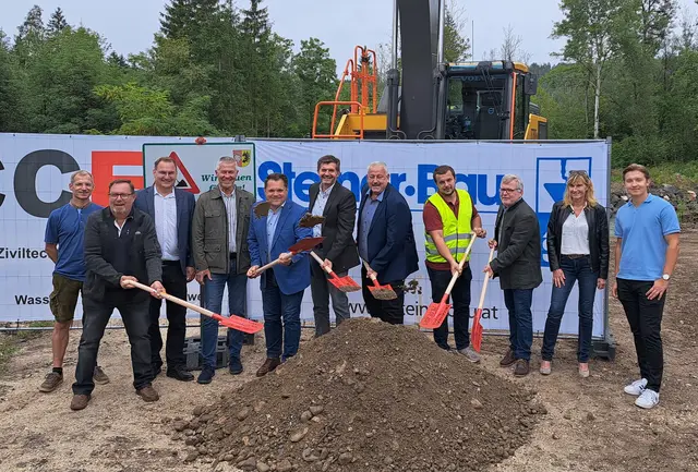 Gerhard Koller, Hannes Mak, Hermann Srienz und weitere Gemeinde- und Projektmitwirkende bei der Spatenstichfeier zur neuen Müllnerner Brücke, die in Kürze fertiggestellt werden soll. | Foto: Gemeinde Sittersdorf