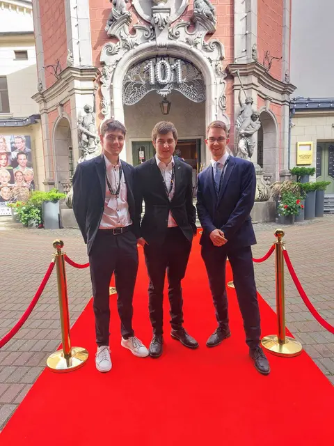 Jungwissenschaftler Andreas Walter, Jonas Stadelmann und Alexander Pflegerl vor der Preisverleihung im Splendid Palace in Riga, Lettland.  | Foto: HTL Bregenz