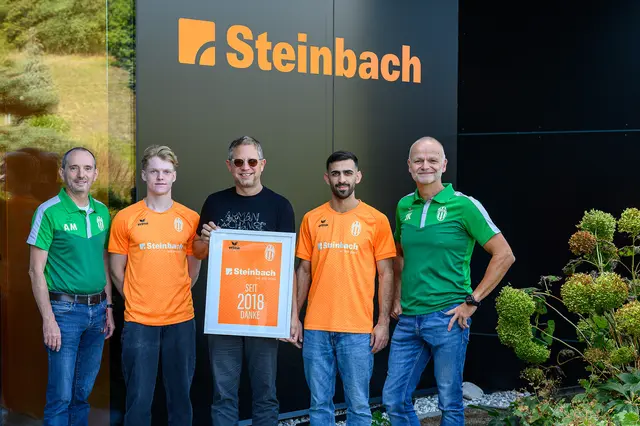 Die Partnerschaft zwischen Fa. Steinbach und der ASKÖ Schwertberg wurde verlängert.
Personen am Foto: (v.l.n.r.) Manfred Astleitner (Obmann ASKÖ Schwertberg), Paul Kastner (Spieler), Peter Steinbach (Geschäftsführer Fa. Steinbach), Mahmut Acuma (Spieler), Jürgen Kloibhofer (ASKÖ Schwertberg)
 | Foto: ASKÖ Schwertberg