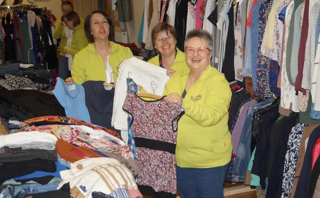 Petra, Barbara und Margit beim Einsortieren | Foto: Marion Priglinger