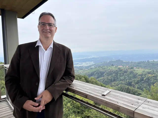 Bürgermeister Gerald Aldrian freut sich, dass die Demmerkogelwarte sich großer Beliebtheit erfreut und in der Folge die Buschenschänken, Gastronomiebetriebe und Beherbergungsbetriebe spürbar davon profitieren. | Foto: Waltraud Fischer