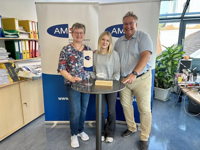 Fachcoachin Andrea Flatschart, Bürokauffraulehrling Leonie Birkhahn, Lehrlingsbeauftrager Erwin Kirschenhofer | Foto: sg