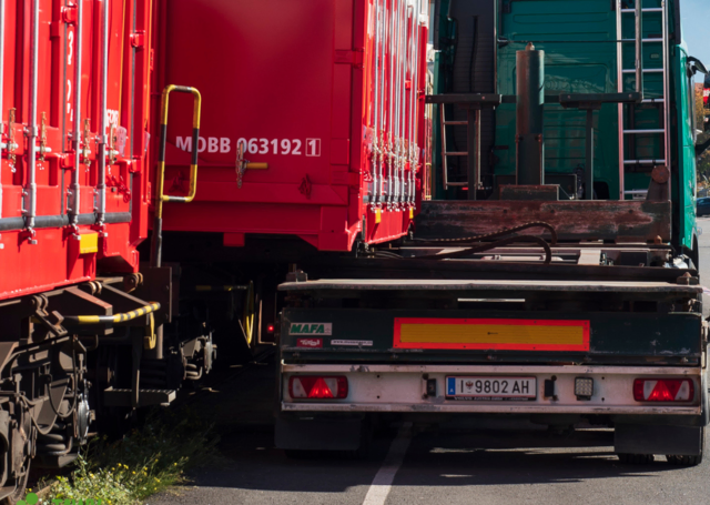 Ohne Bahnzwang könnten bald tausende zusätzliche LKW mit Abfall durch Tirol rollen. | Foto: TAWV