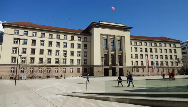 Der Bau von Schulen, Kindergärten, Pflegeheimen oder Blaulichtzentren stellt viele Tiroler Gemeinden vor große finanzielle Hürden. Mit der Gründung eigener Bauträgergesellschaften will das Land Tirol nun den Startschuss für neue Modelle geben. | Foto: Land Tirol