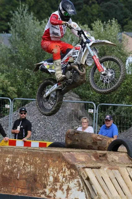 In Pinggau zeigten die Fahrer spektakuläre Sprünge beim allerersten Hawkduro Endurocross. | Foto: Streethawks