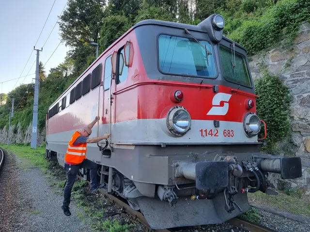 Seit 36 Jahren Lokführer: Dietmar Reisner mit der ältesten Lok aus den 1960ern am Bahnhof Leoben  | Foto: Astrid Höbenreich-Mitteregger