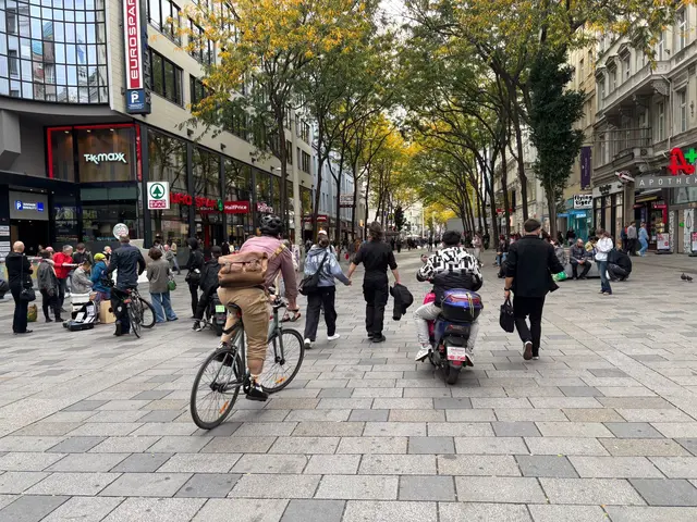 Die Mariahilfer Straße wird täglich von zahlreichen Menschen besucht - darunter auch viele Radler.  | Foto: Pia Rotter/MeinBezirk