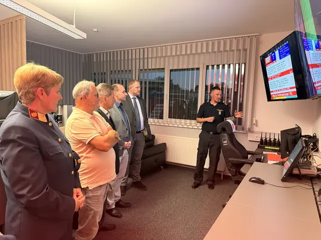 Die Ehrengäste erhielten eine Führung durch die neu gestaltete Bereichsalarmzentrale in Schwechat. | Foto: Alexander Paulus