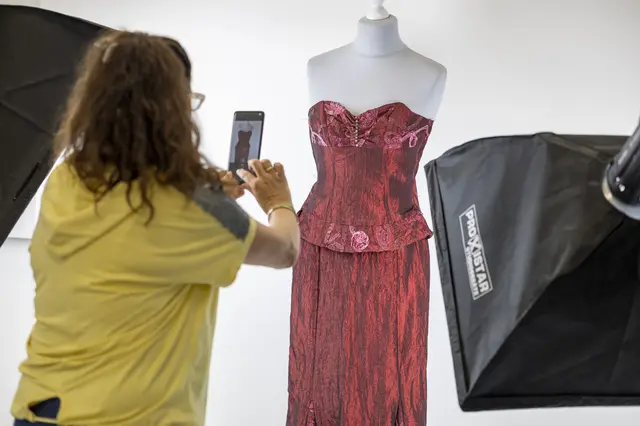 Aufbereiten der Re-Use-Artikel für den Online-Shop.  | Foto: Chance B 