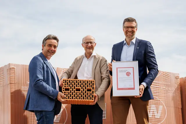 Bürgermeister Herbert Pinter, Gerhard Staudinger und Bauherr Hans Peter Schöll mit dem klimaschonenden wienerberger-Ziegel. | Foto: wienerberger/APA-Fotoservice/Maria Hollunder