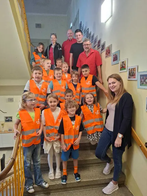 Die Freude über die Warnwesten der ARBÖ Ortsgruppe Marz war groß unter den Erstklässlern der Volksschule Marz. | Foto: SPÖ Marz
