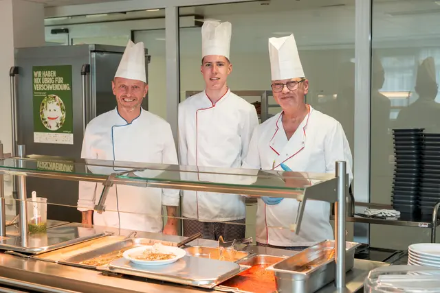 Schärdings Klinikum-Küchenchef Othmar Deubler (links) und sein Team sind ständig auf der Suche nach Möglichkeiten, um sparsam mit Lebensmitteln umzugehen.  | Foto: OÖG