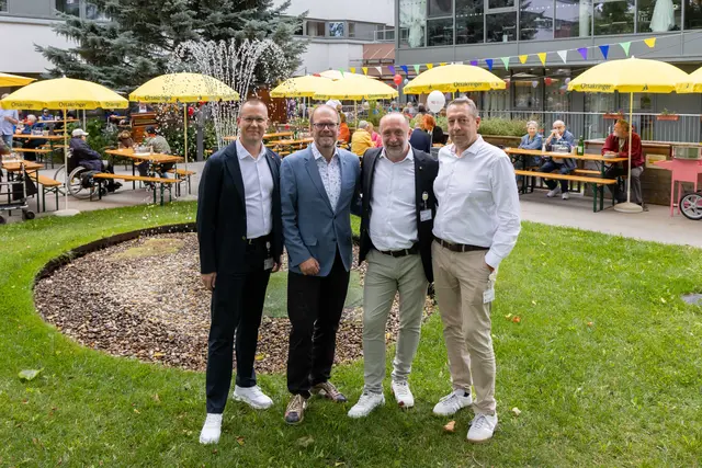 v. l.: stv. Geschäftsführer der Häuser zum Leben Simon Bluma, Bezirksvorsteher Dietmar Baurecht (SPÖ), sowie die Direktoren des Haus Schmelz (Arno Meier) und Haus Rudolfsheim (Gerald Exel). | Foto: Christian Fischer / Häuser zu Leben