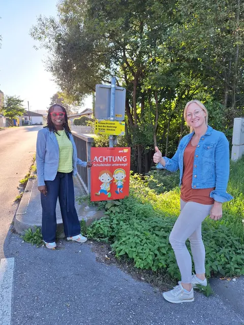 Carina Fölser (rechts) und Beverley Allen-Stingeder (links) setzen Zeichen für Kindersicherheit im Straßenverkehr. | Foto: SPÖ Puchenau