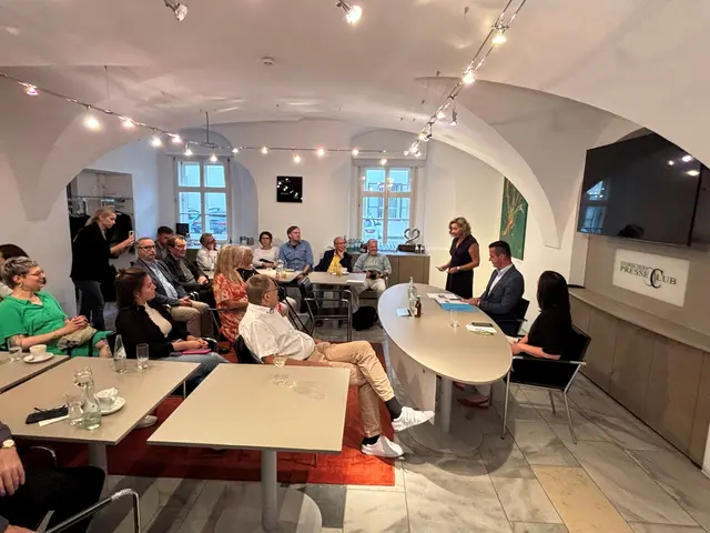 Landesrat Hermann stellte sich den Fragen von rund 30 Clubmitgliedern, Journalistinnen und Journalisten. | Foto: Steirischer Presseclub