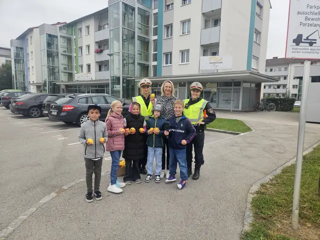 Apfel oder Zitrone? ISZ-Schulkinder durften der Polizei bei Geschwindigkeitskontrollen in Wels über die Schultern schauen und Belohnungen oder "Strafen" verteilen. | Foto: ISZ Wels