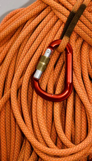 Es wurde versucht, den 33-Jährigen mit einem Seil über die schwere Klettersteigstelle zu helfen.  | Foto: Santrucek