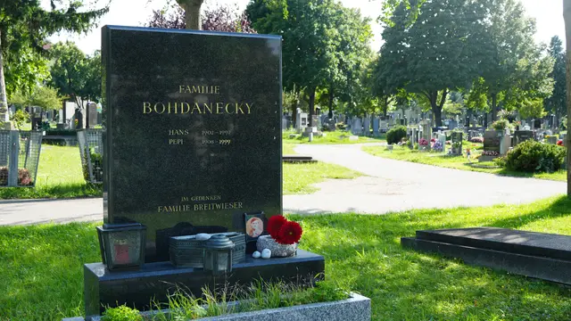 Das Grab besteht bis heute, befindet sich jedoch nicht mehr im Originalzustand. Andere Personen stehen namentlich auf dem Stein | Foto: Ronja Reidinger/MeinBezirk