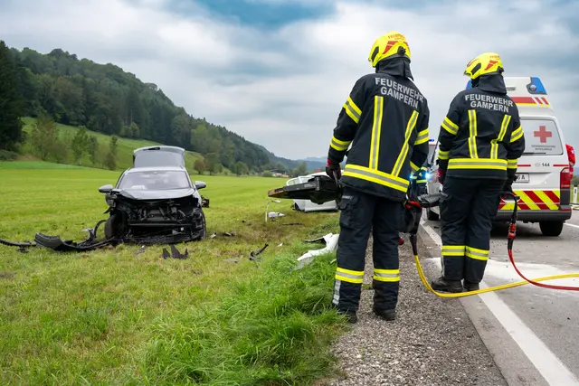 Feuerwehr, Polizei und Rettung standen im Einsatz. | Foto: TEAM FOTOKERSCHI / MATTHIAS KALTENLEITNER