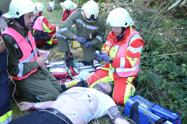Die Notärzte fanden ein komplexes Einsatzszenario vor. | Foto: FF Kirchberg
