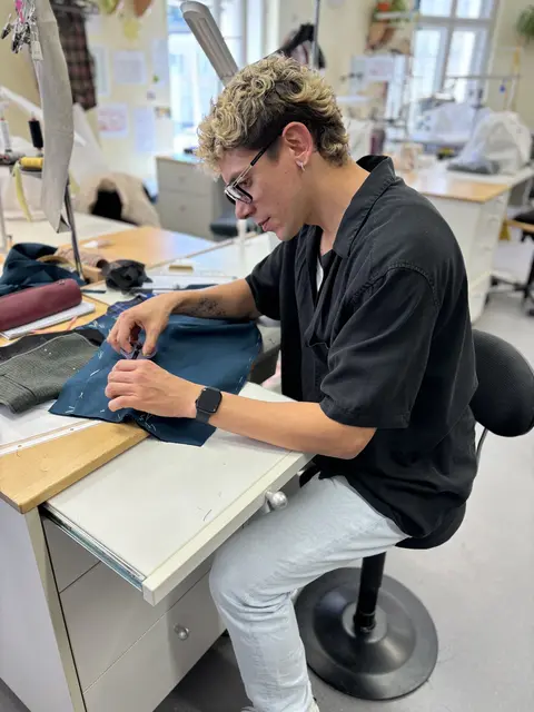 Mit viel Akribie und Liebe zum Detail "werkelt" Paulo Muniz an seinem Arbeitsplatz in der Schneiderei im Landestheater.  | Foto: Lisa Gold