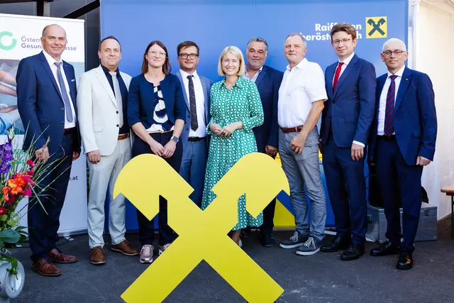 Von links: Johann Weissengruber, Peter Eibensteiner, Kathrin Schinnerl, Matthias Tagwerker, Christine Haberlander, Dietmar Stegfellner, Johannes Matzinger, Norman Eichinger und Hubert Weichselbaumer. | Foto: Raiffeisen
