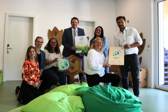 V.l.: KEM-Managerin Claudia Hackhofer, Johanna Nagiller (Klimabündnis), EKiZ-GF Angelika Koidl, LR René Zumtobel, Heidrun Baumgartner (hinten) und Susanna Span (vorne, beide EKiZ) sowie Bgm. Florian Riedl  | Foto: EKiZ