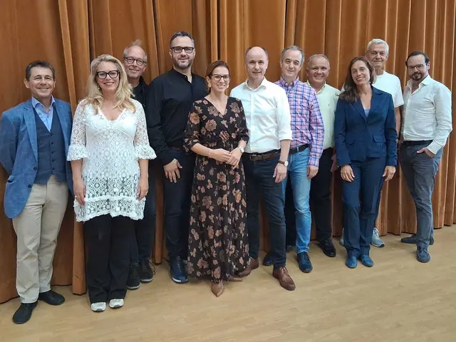  DieJury des Heinrich Strecker Gesangswettbewerbes wurde von Bürgermeisterin Carmen Jeitler-Cincelli in Baden begrüßt – Beppo Binder, Daniela Fally, Matthias Davids (Leiter der Abteilung Musical am Landestheater Linz, Regisseur Bayreuther Festspiele 2025), Laszlo Gyüker (Chefdirigent des Wiener Opernball Orchester), Adrian Eröd, Manfred Schiebel, Agnes Palmisano, Rainer Schubert (Vizedirektor der Volksoper Wien), Michael Linsbauer (Kulturabteilung des Landes NÖ) und Herbert Fischerauer.

  | Foto: psb/h.fischerauer