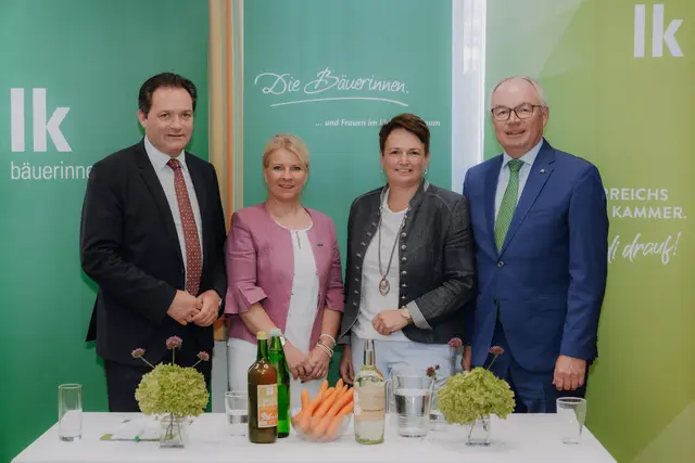 v.l.: Bundesminister Norbert Totschnig, Bundesbäuerin Irene Neumann-Hartberger, LK NÖ-Vizepräsidentin Andrea Wagner und LH-Stellvertreter Stephan Pernkopf. | Foto: Sophie Nagl-Balber Fotografie