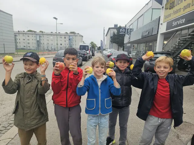 Apfel oder Zitrone? ISZ-Schulkinder durften der Polizei bei Geschwindigkeitskontrollen in Wels über die Schultern schauen und Belohnungen oder "Strafen" verteilen. | Foto: ISZ Wels