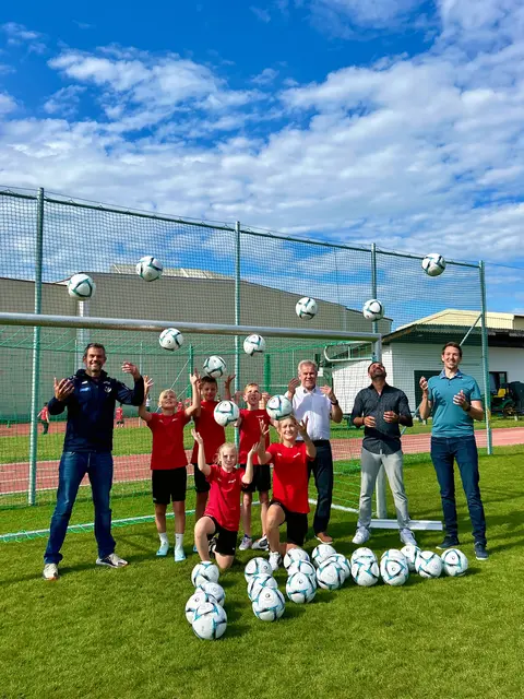 Da fliegen die neuen Bälle durch die Luft | Foto: Sportms Korneuburg