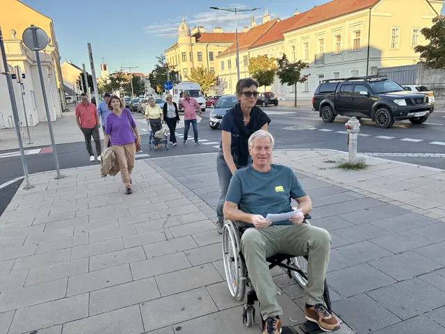 Lokalaugenschein in Bruck: Rdlobby-sprecher Wolfgang Hohenuer probert den Rollstuhl aus. | Foto: MEinBezirk/Birgit Bachhofner