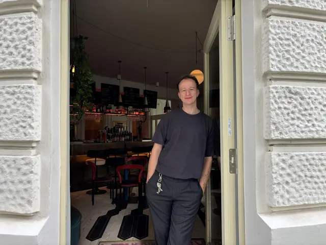 Lukas Erpelding führt das "Liebling im Volkstheater" seit September.  | Foto: Pia Rotter/MeinBezirk