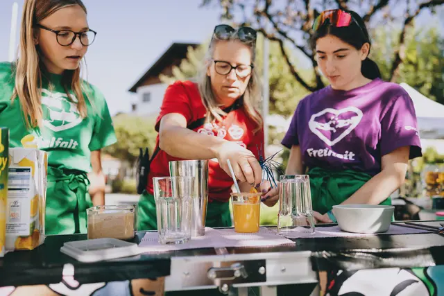 Besucher erwartete ein buntes Programm, wie zum Beispiel die alkoholfreie Cokctailbar vom JUK Kaprun. | Foto: Gemeinde Kaprun / Stefanie Oberhauser