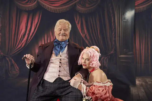 Gerhard Ernst, der aus der Hofstätter-Werbung bekannt ist, spielt den reichen Fleischhauer Florian Fett. Für seine Tochter Valentina (gespielt von Katrin Fuchs) wünscht er sich einen reichen Gatten.  | Foto: Peter Burgstaller