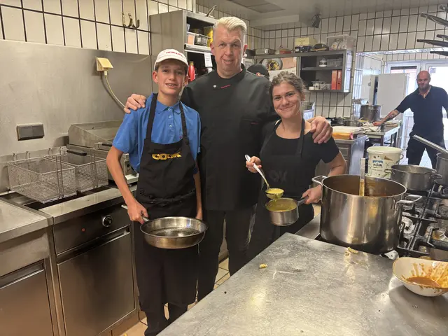 Johannes und Sarah haben vor Kurzem ihre Lehrausbildung beim Roten Hahn in St. Pölten begonnen. Ihr Chef Christian Widgruber ist stolz auf seine zwei Lehrlinge. | Foto: Tanja Handlfinger
