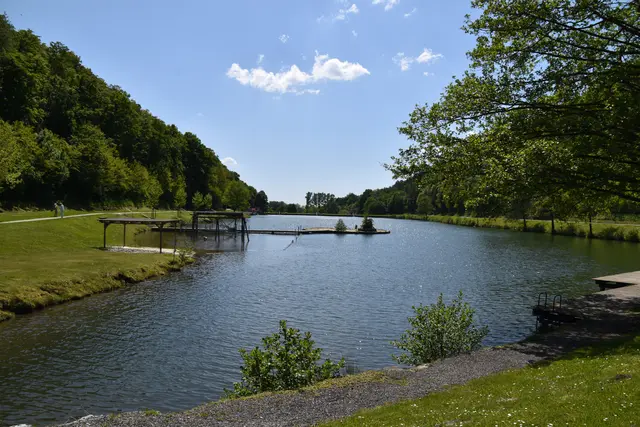 Der Badesee Rechnitz liegt idyllisch eingebettet zwischen Wäldern und Wiesen am Fuße des Geschriebensteins. | Foto: Michael Strini