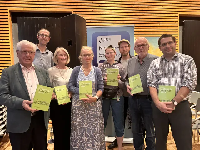 Bei der Präsentation des neuen Neusiedler Jahrbuchs: Paul Rittsteuer, Martin Pieber, Eva Maria Mannsberger, Ilse Schneider (Tochter von Maria Schneider), Angelika Pieber, Lukas Malli, Ludwig "Luki" Zwickl und Martin Krenn | Foto: Andrea Glatzer