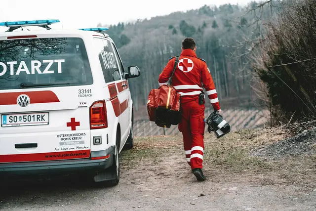 Trotz raschen Eintreffens des Notarztes konnte nur mehr der Tod des 84-Jährigen festgestellt werden.  | Foto: Rotes Kreuz/Trummer