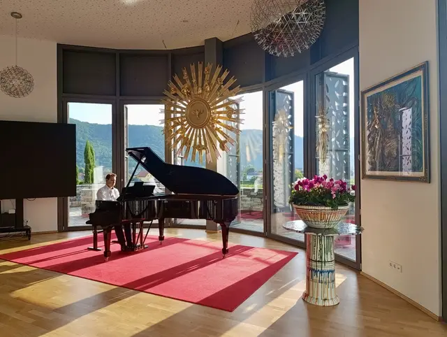 Musikalisch begleitete Pianist Stefan Strossnig am Flügel die Feierlichkeit | Foto: em/rs