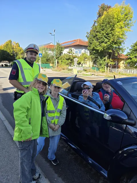 Einen Apfel gab es für alle Verkehrsteilnehmer, die sich an die Geschwindigkeitsbeschränkung gehalten haben.  | Foto: VS Scharten