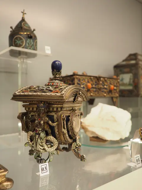 Die Sonderausstellung "Vom Zauber der Materialien. Faszinierende Werkstoffe und ihre Verwendung im alten Kunsthandwerk" eröffnete vergangene Woche und ist bis Sommer 2026 zu sehen. | Foto: Schell Collection