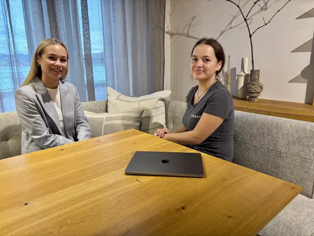 Lehrling Simone Hintersteiner (rechts) im Gespräch mit Juniorchefin Klara Reisinger. | Foto: MeinBezirk Perg/Huber