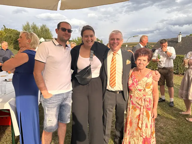 Mit manchen der ehemaligen Arbeitskollegen hat sie noch immer Kontakt. Auch auf der Hochzeit des Tischlermeisters Jörg Fleck war sie zu Gast.
v.l.: Andreas Trimmel, Rebecca Györög, Adolf Puhr (langjähriger Mitarbeiter bei der Tischlerei Fleck) und seine Gattin Anne-Marie Puhr | Foto: Lisa Stöckl