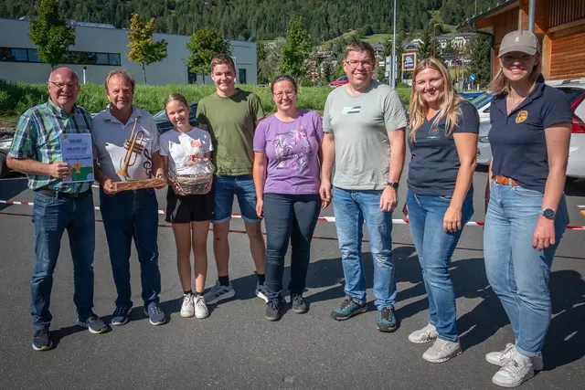 Die Gewinner aus Lessach mit Christina Gell (2.v.links) und Karl Macheiner (rechts) | Foto: Lukas Korbuly