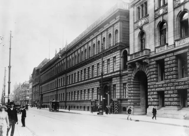 1918 brach Breitwieser ins Reichskriegsministerium und erbeutete dort 80.000 Kronen. (Anm.: Das Bild stammt aus 1910) | Foto:  akg-images / picturedesk.com