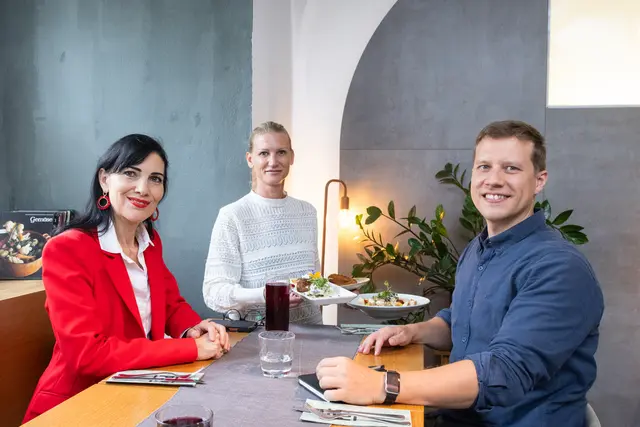 Kümmert sich künftig um die Holding-Sparte Infrastruktur und Energie: Alice Loidl (li.) im Gespräch mit Christoph Lamprecht (re.) | Foto: Konstantinov